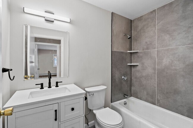 Foto del edificio - Beautifully Renovated 1 Bed Apartment in Cranston