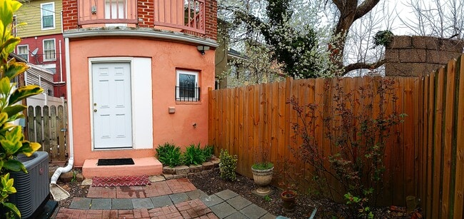 Building Photo - 1017 Hollins St