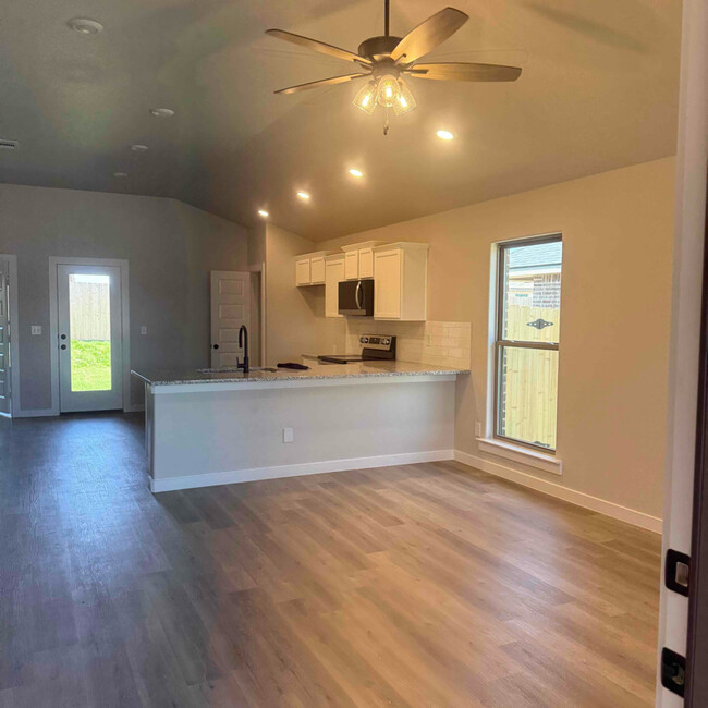 Building Photo - 3004 Buckthorn Dr
