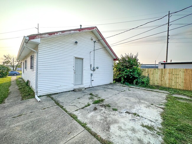 Building Photo - 2045 N Parker
