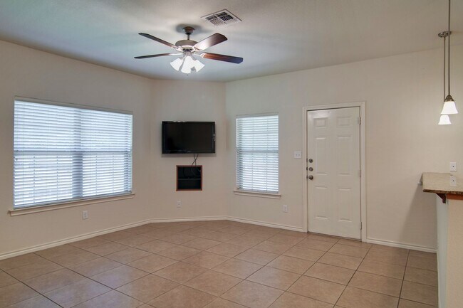 Foto del edificio - Sublease Available for January 1st!! Fantastic 3 Bed, 3 Bath Duplex in Aggies Acres!