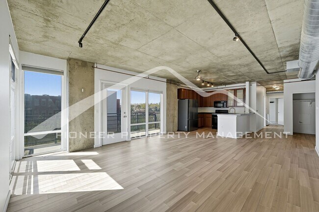 Building Photo - Spacious Condo with Central AC and Mountai...