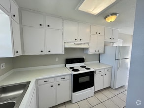 Building Photo - 8631 Mettler Dr