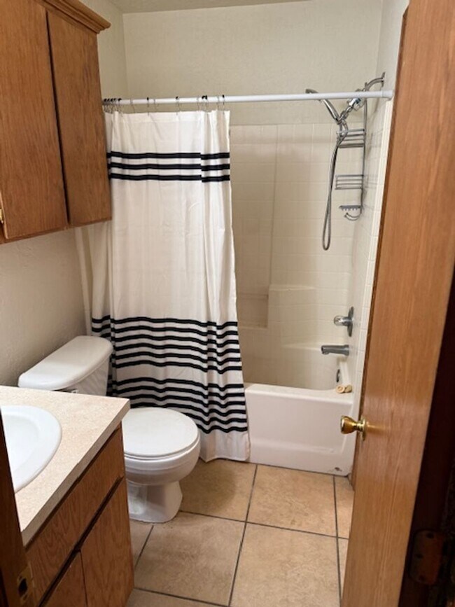 Foto del edificio - 1909 E Ave