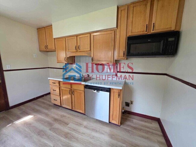 Foto del edificio - Two Bedroom House | Detached Garage