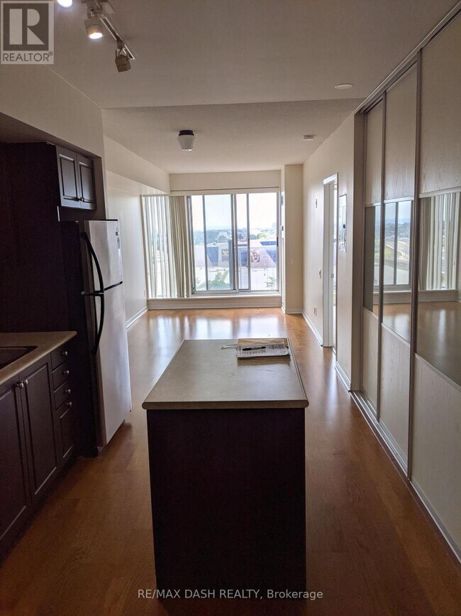 Building Photo - 1040 The Queensway