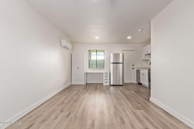 Building Photo - 1027 W Dunlap Ave