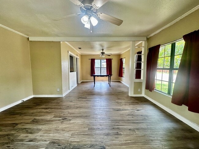 Building Photo - 2438 W Clarendon Dr