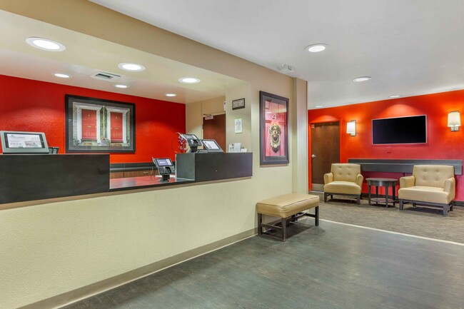 Lobby and Guest Check-in - Furnished Studio - Phoenix