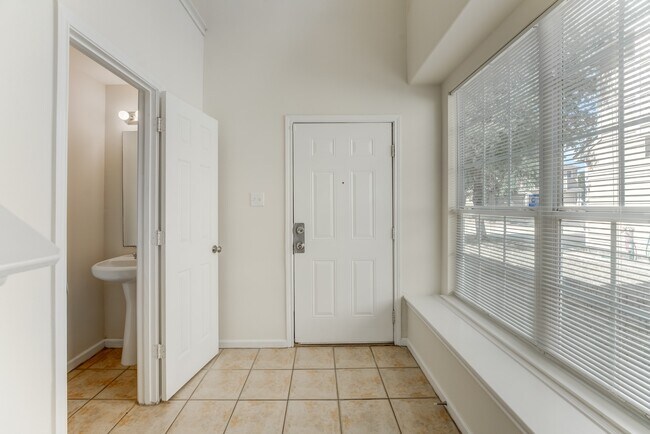 Building Photo - 6118 Yorkglen Manor Ln