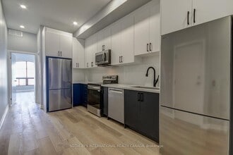 Building Photo - 453 Dundas St W