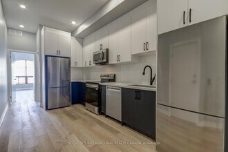 Building Photo - 453 Dundas St W