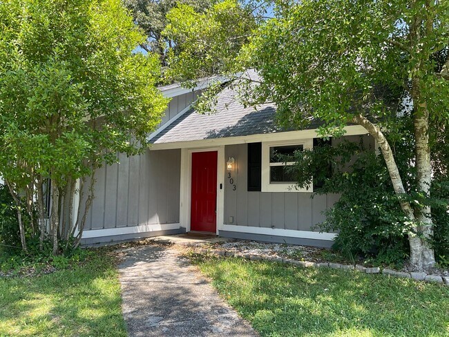 Building Photo - Welcome to this perfectly situated 3-bedroom, 2-bathroom home in the heart of Jacksonville.
