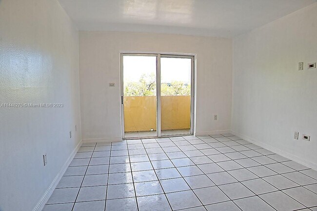 Foto del edificio - 4265 NW S Tamiami Canal Dr