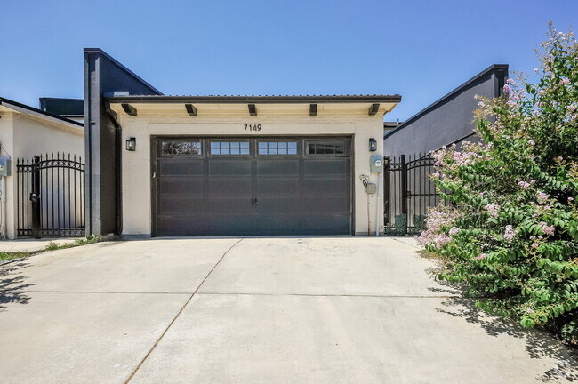 Building Photo - 7149 9th Hole Dr