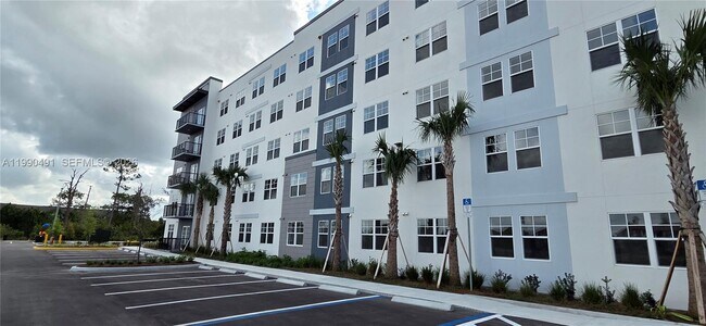 Foto del edificio - 5579 Millennia Park Dr