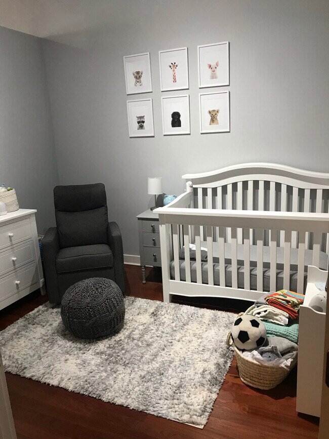 Bedroom 2 - 1050 W Hubbard St