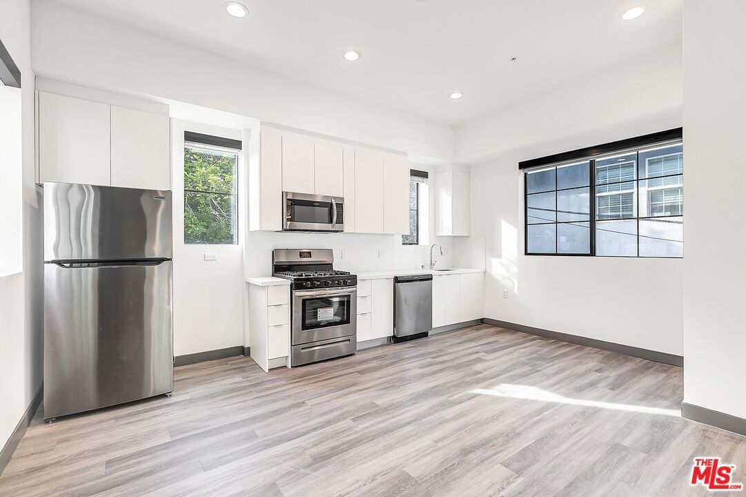 Foto principal - 161 S Normandie Ave