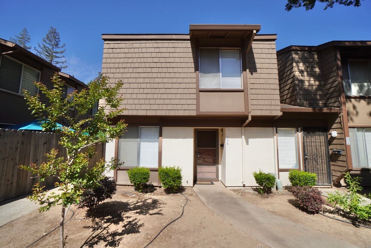 Foto principal - Charming 2-bedroom, 1.5-bathroom condo in ...