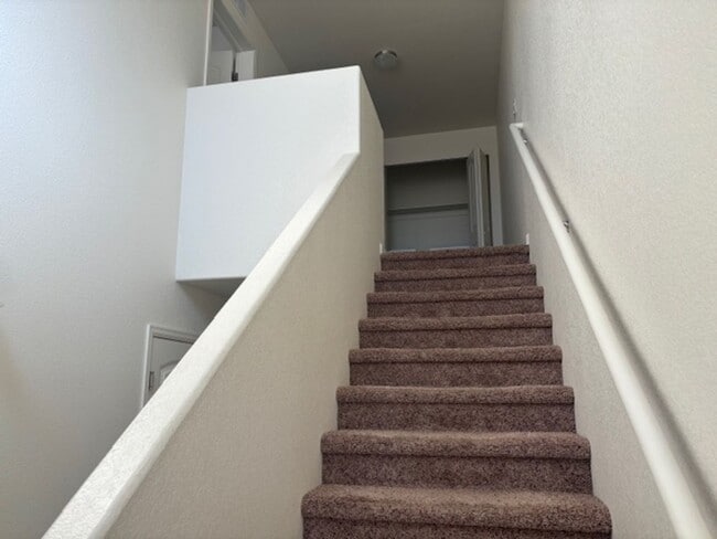 Building Photo - Fantastic 3 bedroom Townhouse located in S...