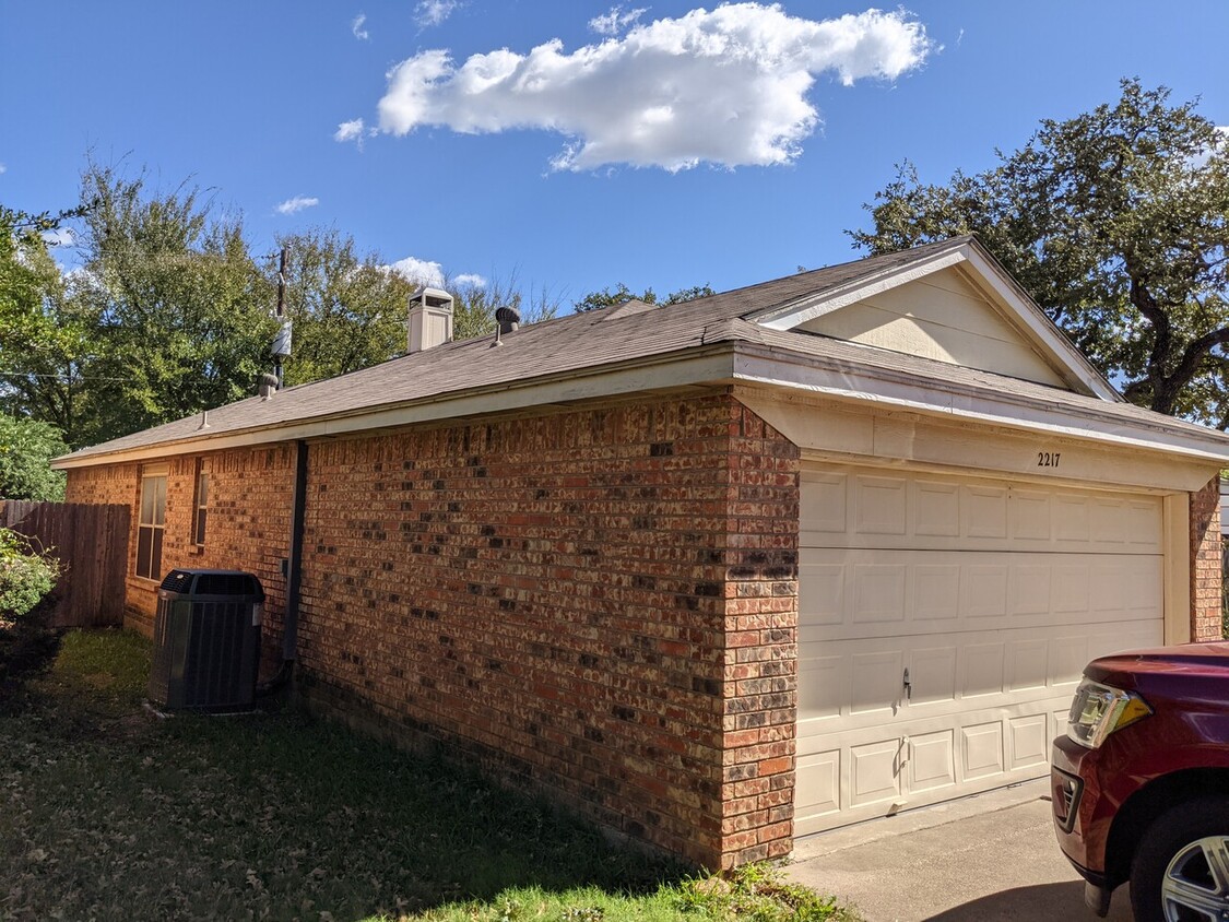 Building Photo - 2217 Woodland Oaks Arlington