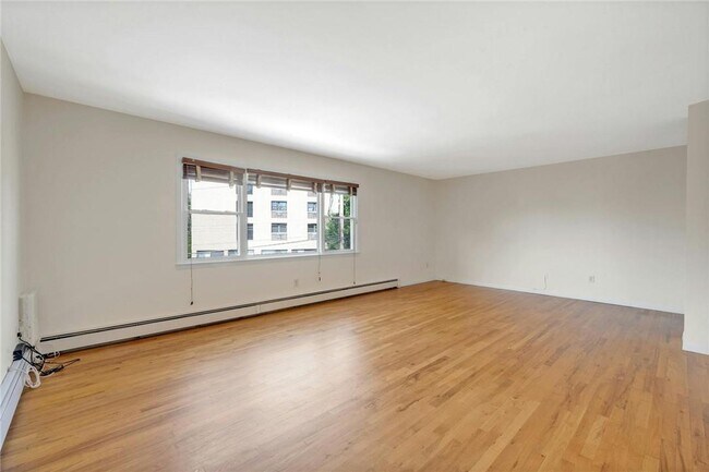Foto del edificio - 126 Fisher Ave