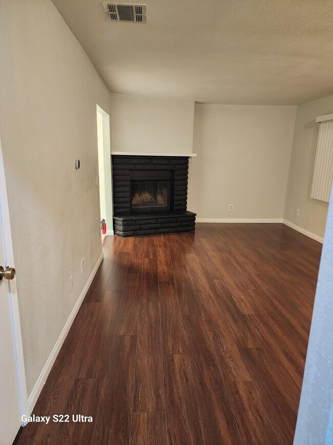 Foto del edificio - 2 Bedroom 1 Bathroom Apartment with 1 Car ...