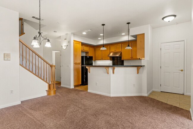 Foto del edificio - Spacious 3-Bedroom Dublin Townhome with Private Balcony & Fireplace
