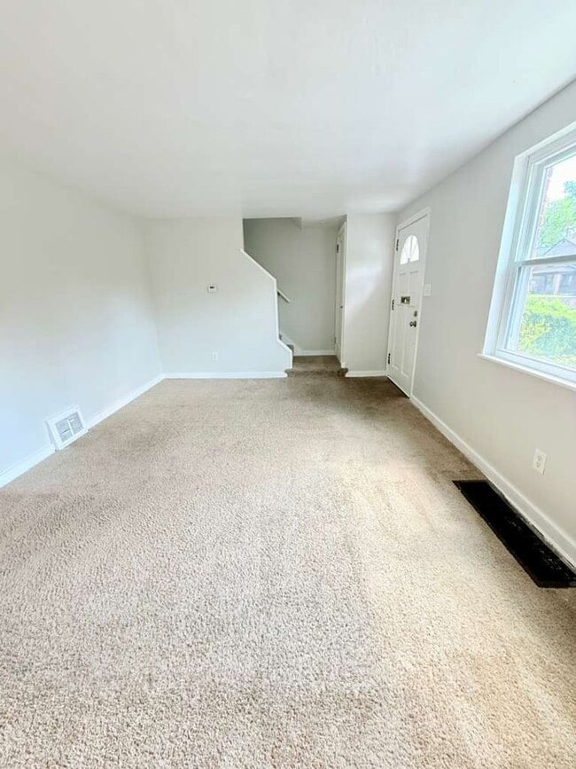 Building Photo - Spacious and beautifully updated 3-bedroom, 2-bath