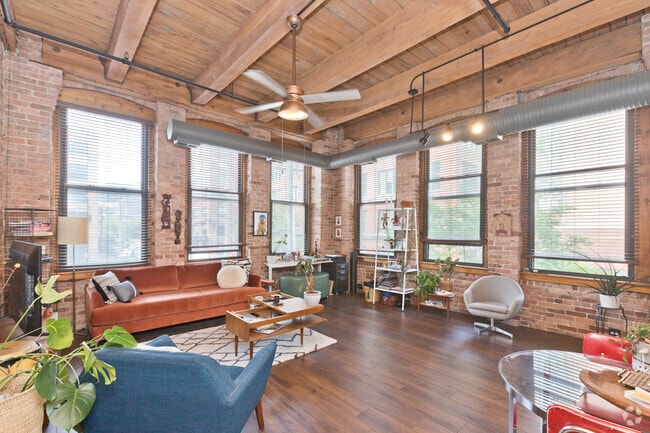 Building Photo - 400 S Green St