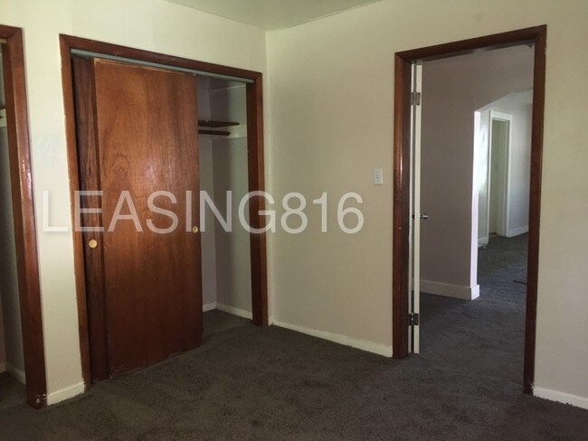 Foto del edificio - 327 N Cedar Ave