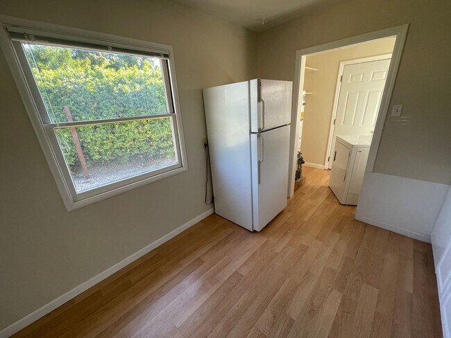 Foto del edificio - $2,500 / 2 BR – Freshly Updated Duplex Uni...