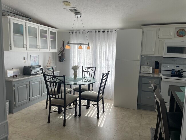 Foto del edificio - 16300 Pine Ridge Rd