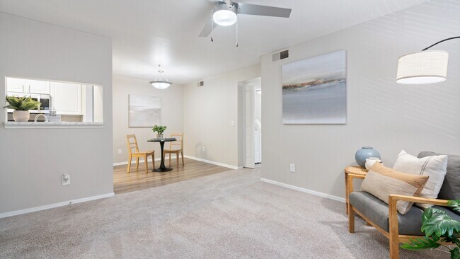 Disfrute del flujo continuo de esta sala de estar y comedor de concepto abierto, perfecto para relajarse o entretener a sus invitados. - Sedona Peaks