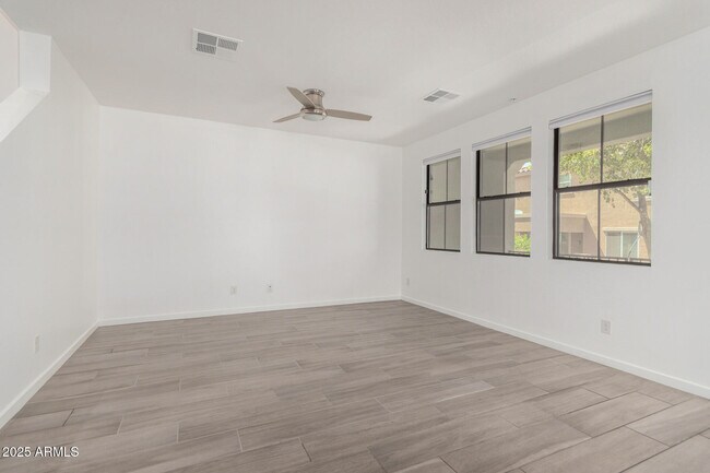 Foto del edificio - 3900 E Baseline Rd