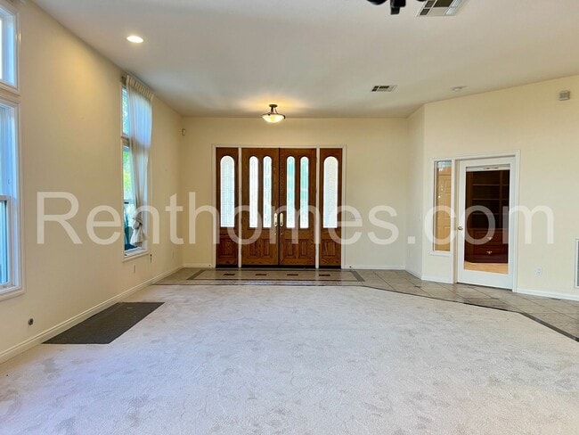 Building Photo - 5585 Shannon Ridge Ln