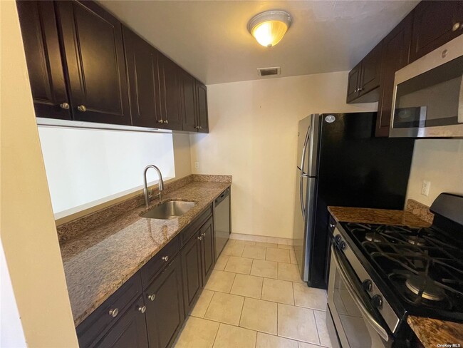 Building Photo - 141-16-141-84 84th Dr