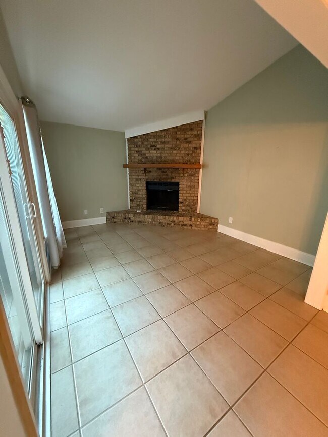 Building Photo - 2/2.5 Townhouse off of Tharpe st! Central ...