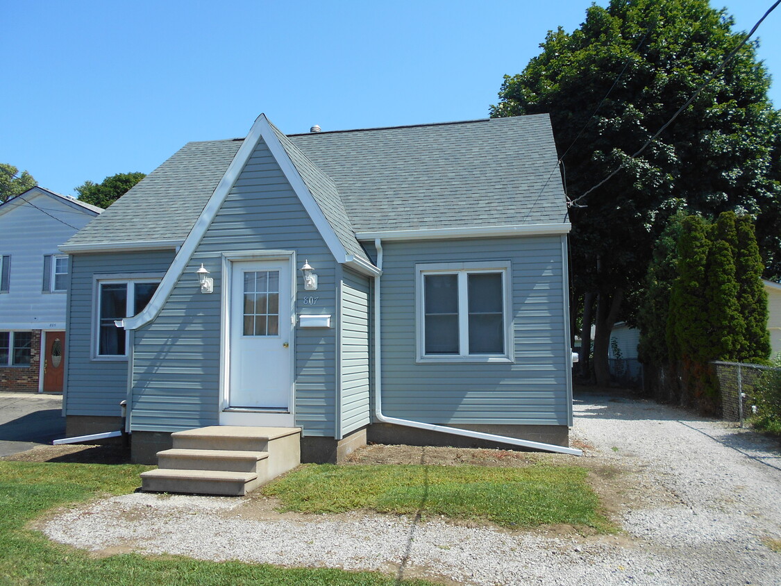 807 Powell 3 bedrooms, 2 full baths - 807 Powell Ave