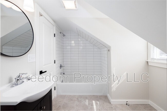 Building Photo - 28 Aircraft Rd