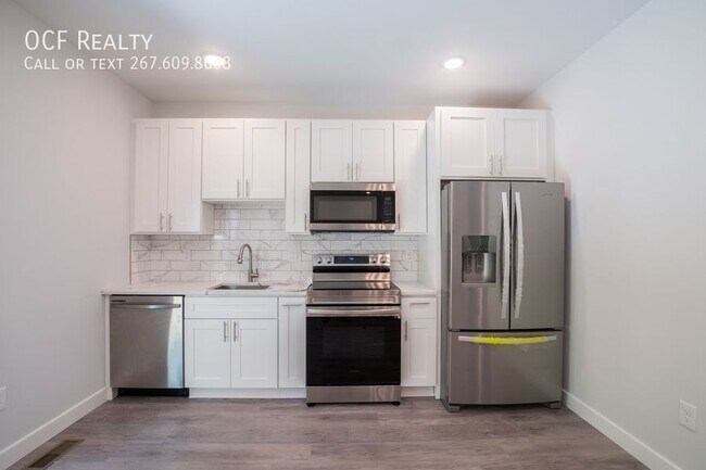 Building Photo - Grays Ferry Three Bedroom with Private Patio