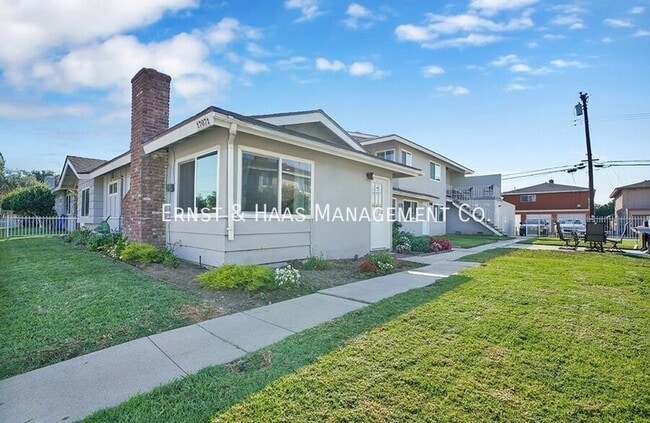 Building Photo - 17071 Oak Ln