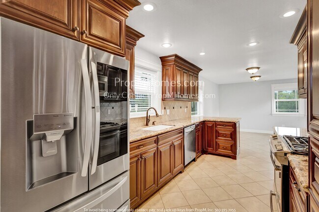 Foto del edificio - Five Bedrooms, Two and Half Bathrooms on T...