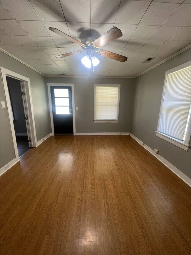 Foto del edificio - Cute 3 bedroom / 1 bathroom house with fen...