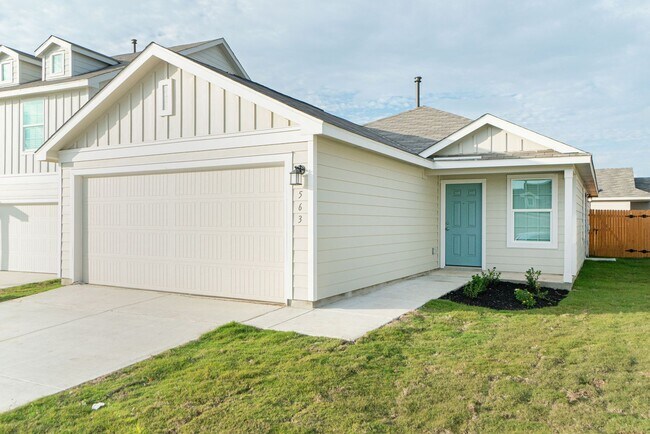Building Photo - Newer home with open floor plan