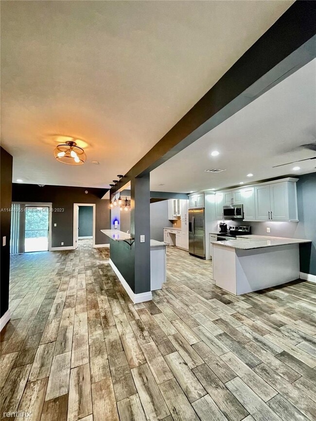 Building Photo - 3 br, 2.5 bath Townhome - 6192 Laurel Ln A...