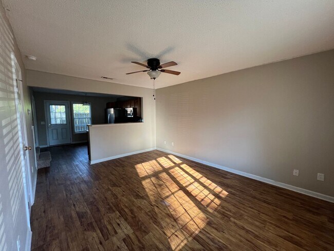 Building Photo - 216 Palace Cir