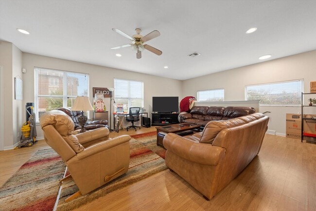 Foto del edificio - 1425 James Ave