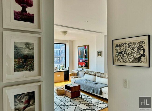 Foto del edificio - Gorgeous rent stabilized one bedroom with balcony