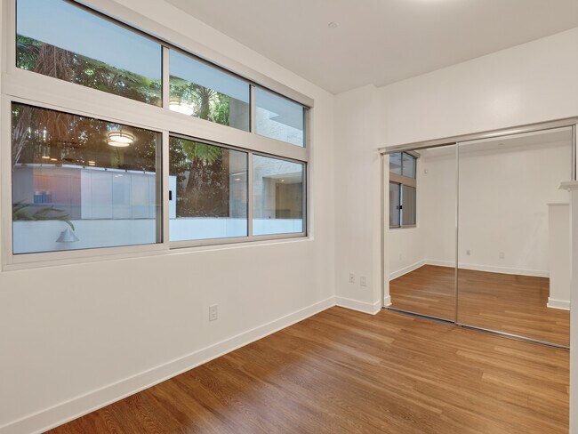 Building Photo - Wilshire Margot